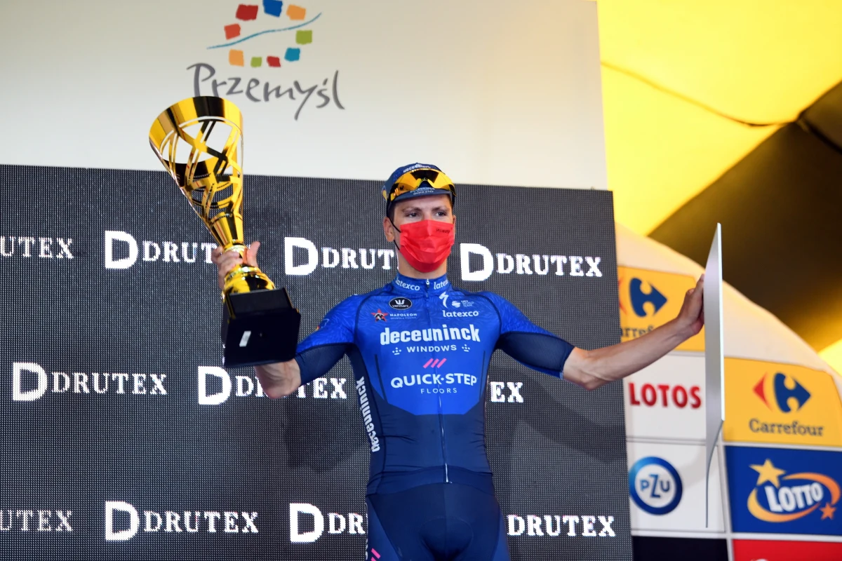 Portugalczyk Joao Almeida z drużyny Deceuninck-Quick Step wygrał w Przemyślu drugi etap wyścigu kolarskiego Tour de Pologne i zdobył koszulkę lidera. Michał Kwiatkowski (Ineos Grenadiers) zajął czwarte miejsce.