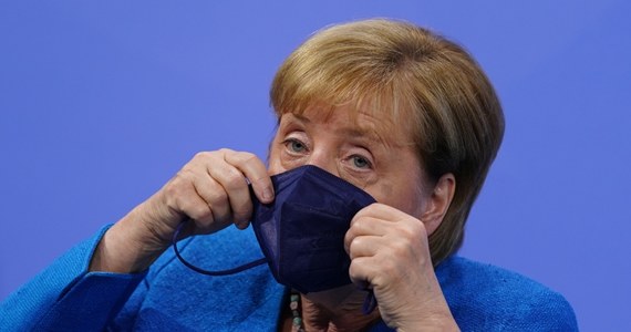 "Musimy promować szczepienia" - powiedziała kanclerz Niemiec Angela Merkel po wideokonferencji z premierami krajów związkowych w sprawie walki z pandemią, podczas której podjęto m.in. decyzję o restrykcjach dla osób niezaszczepionych przeciw Covid-19.
