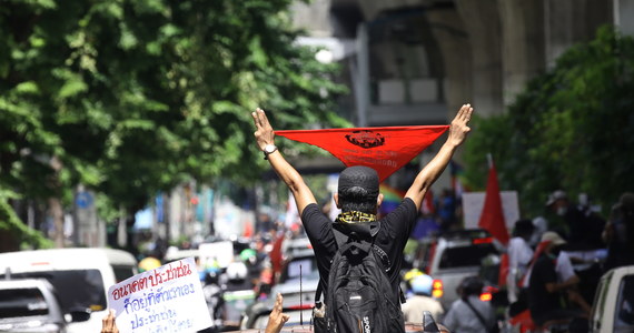 Tysiące demonstrantów przejechały przez centrum Bangkoku w konwoju samochodów i motocykli, domagając się ustąpienia rządu Tajlandii. Protestujący zarzucają premierowi Prayuthowi Chan-ocha klęskę w walce z nową falą zakażeń koronawirusem i próby uciszania wymierzonej w rządzących krytyki.
