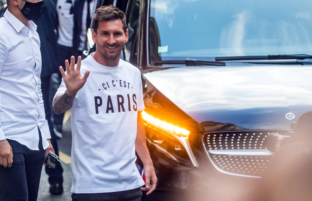 Lionel Messi podpisał z Paris Saint-Germain dwuletni kontrakt z opcją przedłużenia o rok - poinformował francuski klub. Do tej pory przez całą swoją karierę 34-letni argentyński piłkarz związany był z Barceloną.