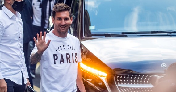Lionel Messi podpisał z Paris Saint-Germain dwuletni kontrakt z opcją przedłużenia o rok - poinformował francuski klub. Do tej pory przez całą swoją karierę 34-letni argentyński piłkarz związany był z Barceloną.