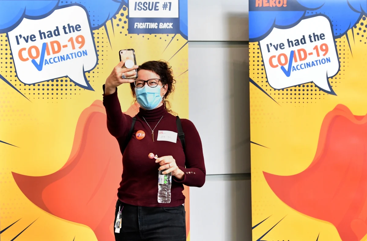 Osiągnięcie odporności zbiorowej na koronawirusa nie jest możliwe w przypadku wariantu Delta, bo wirus ten cały czas się rozprzestrzenia i zakażają się nim także w pełni zaszczepione osoby - oświadczyli brytyjscy naukowcy.