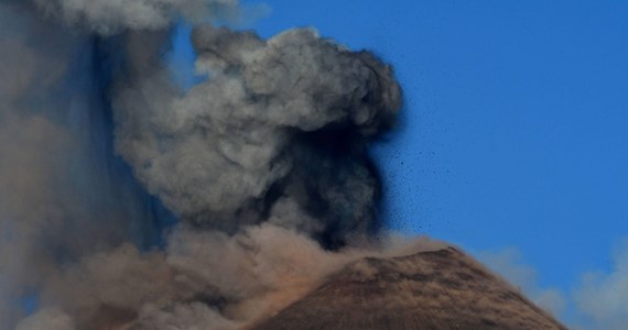 Znajdujący się na Sycylii wulkan Etna, najwyższy w Europie, urósł o 37 metrów. To rezultat zanotowanych w tym roku około 50 epizodów jego dużej aktywności, w trakcie których skumulowała się warstwa produktów wybuchu wulkanicznego i lawy.