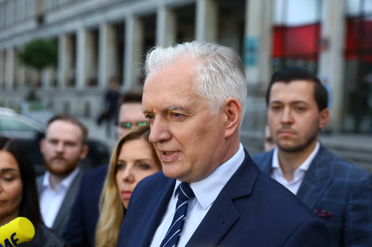 Porozumienie Jarosława Gowina oficjalnie opuszcza koalicję rządową, a posłowie tej partii wychodzą z parlamentarnego klubu Prawa i Sprawiedliwości. Taką decyzję podjął właśnie zarząd Porozumienia. To reakcja na wczorajsze wyrzucenie z rządu samego Gowina. Dzisiaj o swoim odejściu z gabinetu Mateusza Morawieckiego poinformował również wiceszef MON Marcin Ociepa.