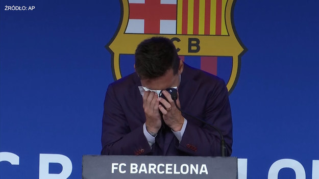 Lionel Messi po 20 latach opuścił Barcelonę. Piłkarz związał się dwuletnią umową z Paris Saint-Germain. Setki kibiców PSG czekały na lotnisku, by przywitać nową gwiazdę. Tłum zgromadził się również pod hotelem, w którym zatrzymał się Argentyńczyk.