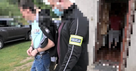 To 27-latek z Podkarpacia stał za atakiem hakerskim na konto profilu zaufanego - informuje policja. Mężczyzna został zatrzymany w swoim domu w Woli Krzywieckiej na Podkarpaciu. Będzie odpowiadać za to, że bez włamał się na konta 239 osób i że bez ich wiedzy i zgody udostępnił innym pozyskane bezprawnie dane do logowań na stworzonej przez siebie platformie.