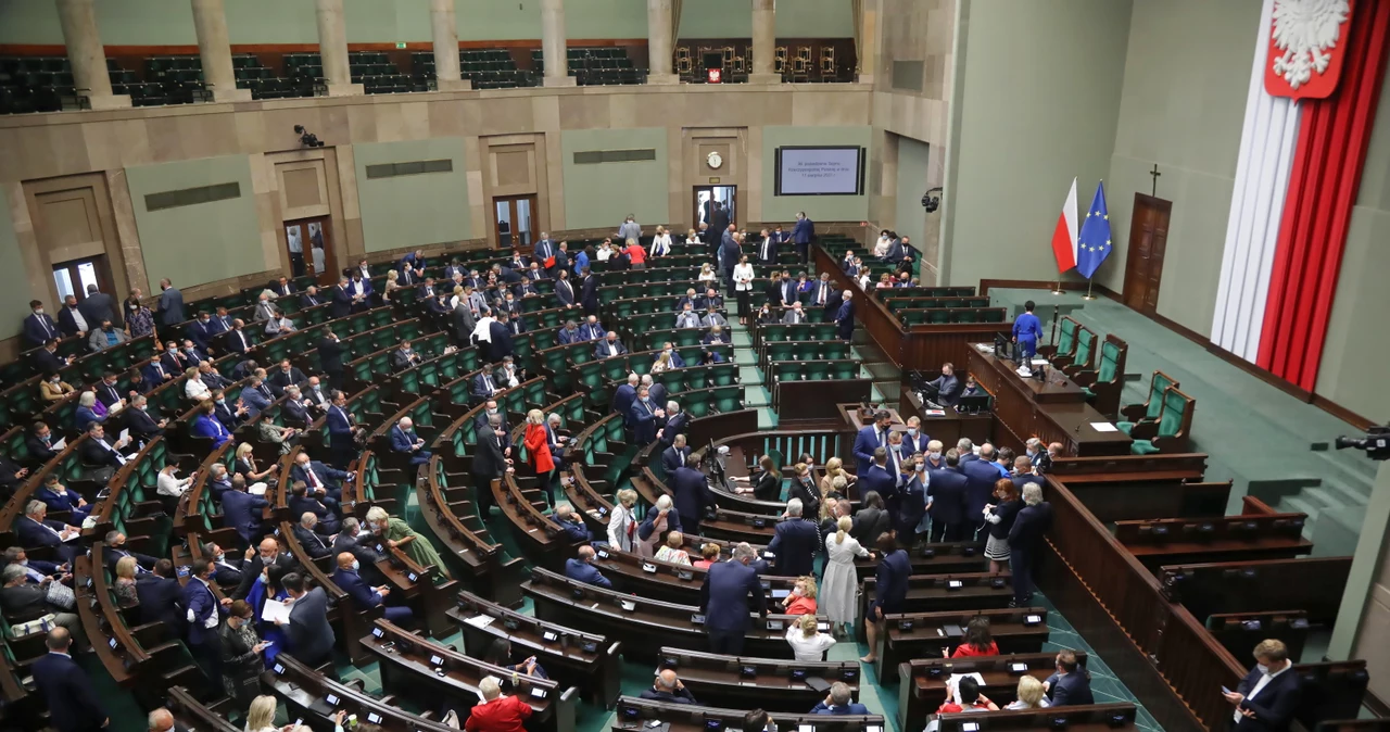 Posłowie na sali obrad Sejmu w Warszawie