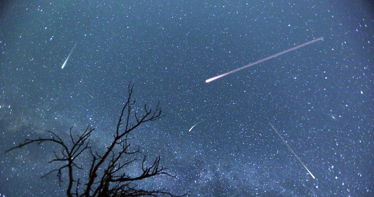 Perseidy 2025. Kiedy patrzeć w niebo, żeby nie przegapić spadających gwiazd?
