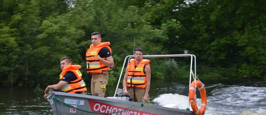 Strażacy z grupy wodno-nurkowej rozpoczęli drugi dzień poszukiwań 13-letniego chłopca, który podczas kąpieli w Bzurze w miejscowości Bednary (pow. łowicki) zniknął pod wodą.