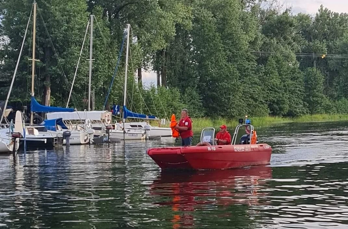 Pisz wprowadził żałobę po śmierci 14-latka, który utonął, ratując dwóch porażonych prądem żeglarzy. Zmarły chłopak, Ernest, był kapitanem młodzieżowej drużyny piłkarskiej w Piszu.