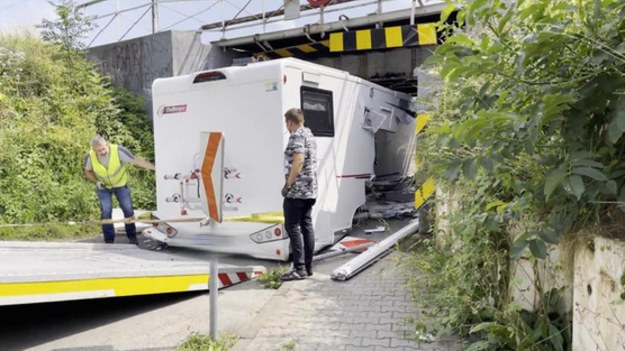 Kierowca kampera zignorował znaki i wjechał pod wiadukt, który był za niski dla tego typu pojazdów. Warte około 400 tys. auto złotych zostało kompletnie zniszczone.