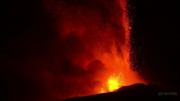 Znajdujący się na Sycylii, wulkan Etna, najwyższy w Europie, urósł o 37 metrów. To rezultat zanotowanych w tym roku około 50 epizodów jego dużej aktywności, w trakcie których skumulowała się tam warstwa produktów wybuchu wulkanicznego i lawy.