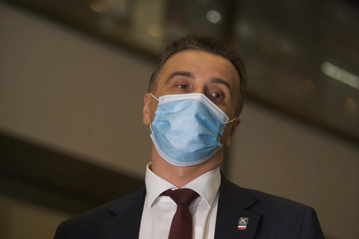 "To pomyłka" - powiedział poseł Kukiz'15 Jarosław Sachajko, pytany o to, dlaczego głosował za wnioskiem o odroczenie obrad Sejmu do września. Dodał, że tak samo należy rozumieć głosowanie innych członków Kukiz'15 "Niestety, siedzimy rozproszeni - ja zrobiłem pomyłkę, i pozostali też" - zaznaczył.