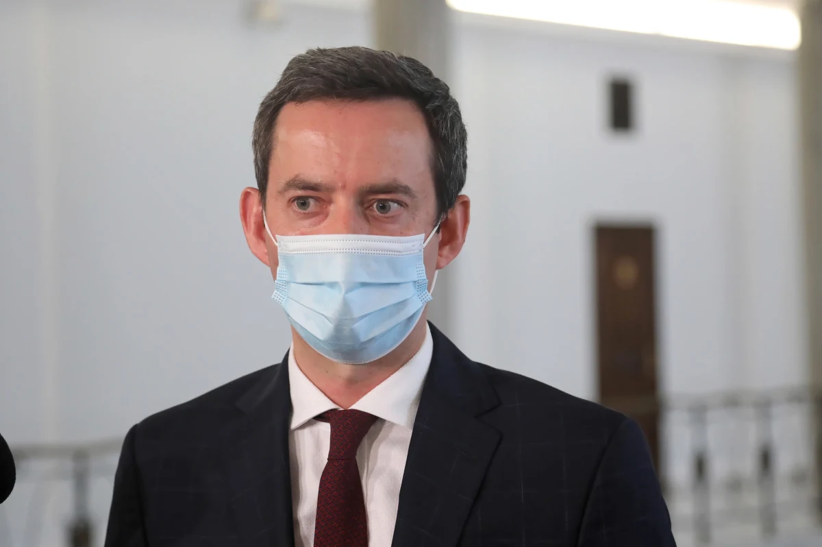 Poseł Marcin Ociepa oświadczył w mediach społecznościowych, że opuszcza Porozumienie Jarosława Gowina. Wcześniej zrezygnował także z funkcji wiceministra obrony narodowej. "Nikt nie proponował mi żadnych stanowisk, nie ma na ten temat rozmów" - powiedział późnym wieczorem dziennikarzom w Sejmie poseł.