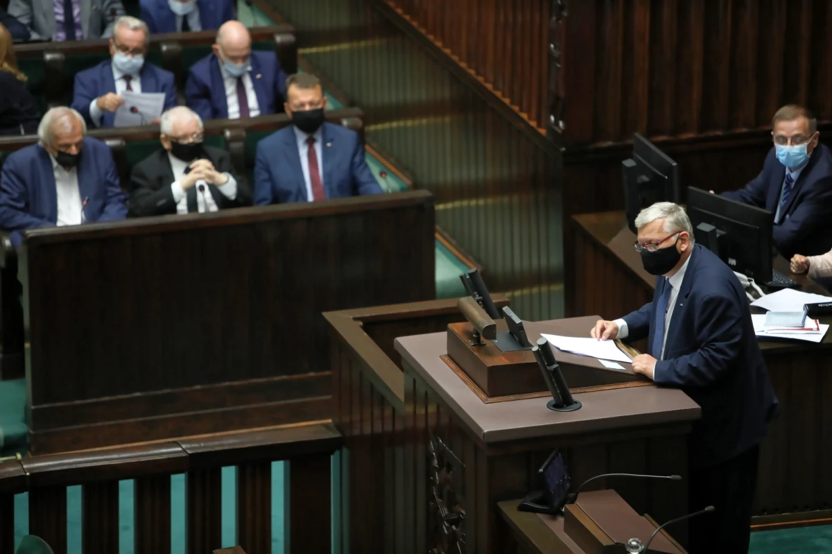 "Zgłosimy w Senacie poprawkę do tzw. ustawy medialnej; chodzi o to, aby nadawcy, którzy mają koncesje satelitarne, nie musieli spełniać wymogu 49 proc. kapitału spoza Europejskiego Obszaru Gospodarczego, byście nie mówili, że chcemy likwidować TVN24" - zapowiedział w Sejmie Marek Suski z Prawa i Sprawiedliwości. "Jeśli uznamy że poprawka, o której mówił Marek Suski (PiS) jest trikiem, który ma omamić senatorów, to my odrzucimy w Senacie ustawę medialną" - odpowiedział z kolei wicemarszałek Senatu Michał Kamiński.