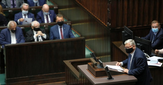 "Zgłosimy w Senacie poprawkę do tzw. ustawy medialnej; chodzi o to, aby nadawcy, którzy mają koncesje satelitarne, nie musieli spełniać wymogu 49 proc. kapitału spoza Europejskiego Obszaru Gospodarczego, byście nie mówili, że chcemy likwidować TVN24" - zapowiedział w Sejmie Marek Suski z Prawa i Sprawiedliwości. "Jeśli uznamy że poprawka, o której mówił Marek Suski (PiS) jest trikiem, który ma omamić senatorów, to my odrzucimy w Senacie ustawę medialną" - odpowiedział z kolei wicemarszałek Senatu Michał Kamiński.