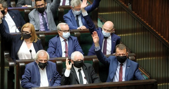 Sejm przyjął w środę ustawę o podwyżkach wynagrodzeń dla zajmujących kierownicze stanowiska państwowe. Za ustawą głosowało 267 posłów, przeciw było 166, wstrzymało się 20. Za był PiS, KP oraz Polskie Sprawy; przeciw - KO, Konfederacja i Polska 2050. Głosy Lewicy i Kukiz'15 podzieliły się.