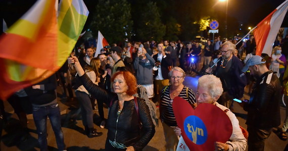 Ustawa "lex TVN" została przegłosowana w Sejmie. Jeszcze w trakcie obrad posłów i posłanek przed budynkiem izby niższej zebrali się protestujący. Mieli ze sobą flagi i transparenty z napisami "Wolne Media". W pewnym momencie doszło do przepychanek między zgromadzonymi a posłem Konfederacji Dobromirem Sośnierzem. Poseł opuścił teren Sejmu w asyście policji.