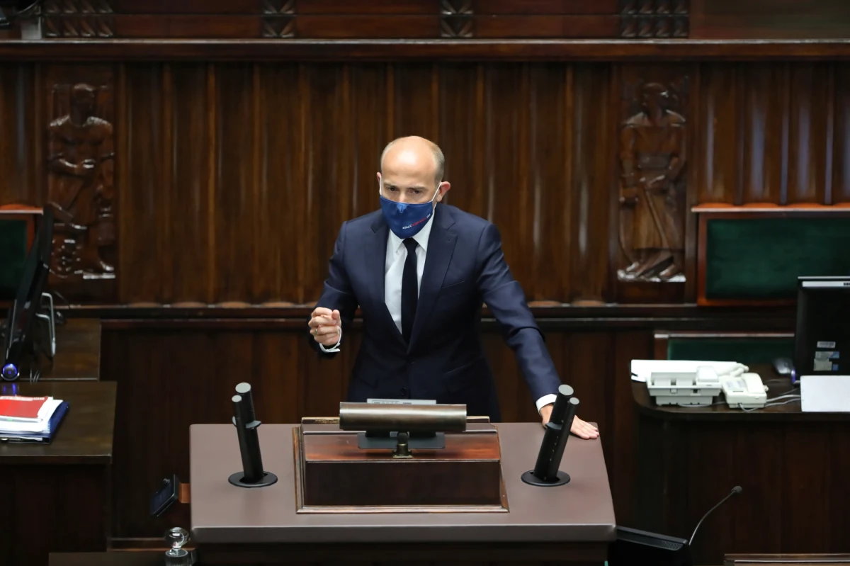 Szef klubu KO Borys Budka zapowiedział, że opozycja złoży wspólny wniosek o odwołanie marszałek Sejmu Elżbiety Witek. Ogłosił też zamiar złożenia zawiadomienia do prokuratury w sprawie marszałek Witek, której zarzuca złamanie prawa przy reasumpcji głosowania nad odroczeniem obrad Sejmu.