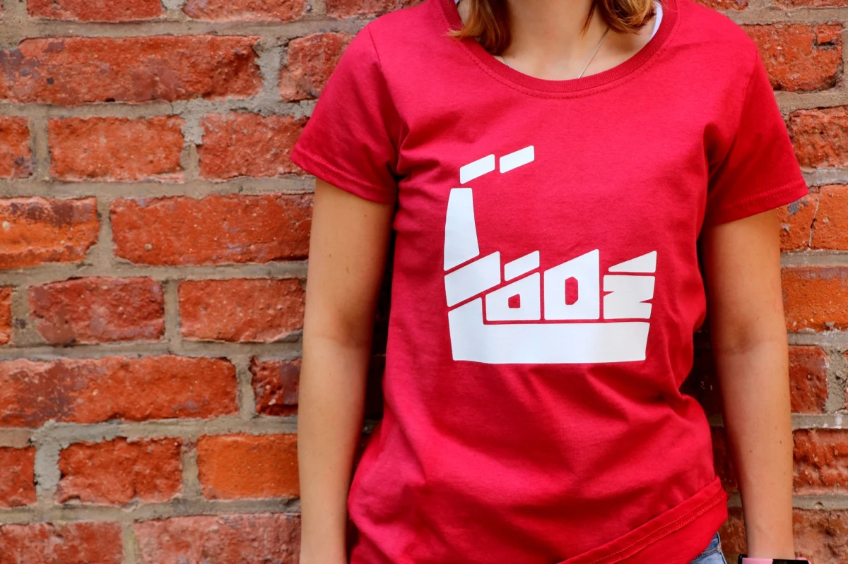 ​Miś Uszatek w koszulce z łódką, rajstopy z bramą Manufaktury, a może kubek z jednorożcem? Co dziś jest symbolem Łodzi i jakie pamiątki cieszą się największym wzięciem wśród turystów?