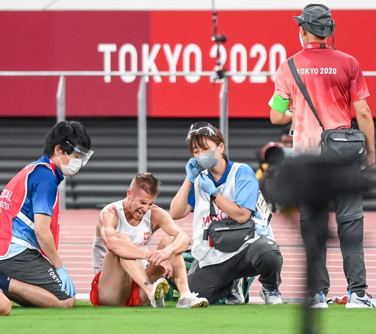 Marcin Lewandowski przechodzi diagnostykę kontuzji łydki, która wyeliminowała go w półfinale biegu na 1500 m w igrzyskach olimpijskich w Tokio. Lekkoatleta poinformował, że ma zerwany mięsień i w najbliższych dniach się okaże, czy potrzebna będzie operacja.