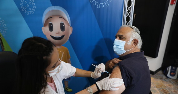 U zdecydowanej większości badanych osób, które otrzymały trzecią dawkę szczepionki przeciwko Covid-19 w Izraelu, odnotowano znaczny wzrost poziomu przeciwciał tydzień po zastrzyku - poinformował w środę wieczorem publiczny nadawca Kan.