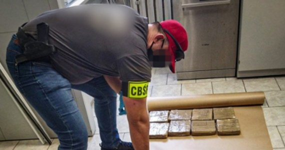Centralne Biuro Śledcze Policji przy wsparciu Krajowej Administracji Skarbowej rozbiło zorganizowaną grupę przestępczą zajmującą się przemytem narkotyków przy wykorzystaniu dwóch legalnie działających firm transportowych. Na przejściu granicznym w Słubicach psi funkcjonariusz Carlos wykrył ukryte w ciężarówce paczki z heroiną.