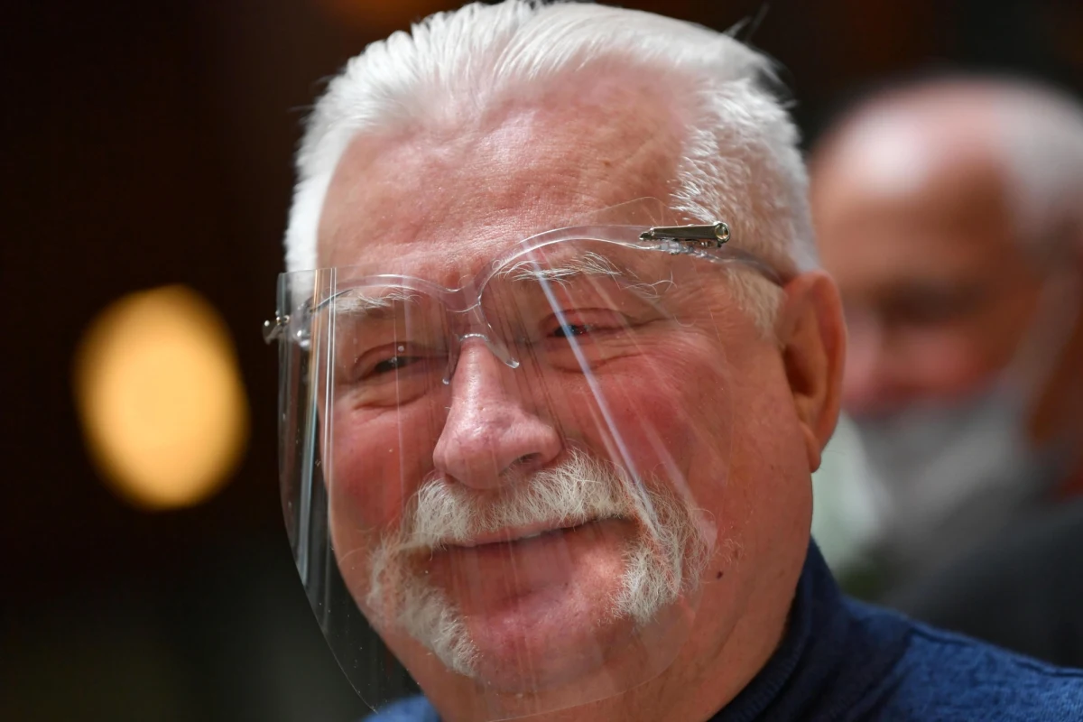 Lech Wałęsa został wezwany do prokuratury w sprawie złożenia przez niego fałszywych zeznań w śledztwie ws. akt TW Bolek. "Wiarygodność zeznań Lecha Wałęsy podważa opinia biegłych z zakresu badania pisma ręcznego i korespondujące z nią dowody, które wykazały, że dokumenty znalezione w teczkach TW "Bolek" są autentyczne" - przypomniał pion śledczy IPN. Zgodnie z prawem, b. prezydentowi grozi kara pozbawienia wolności do lat trzech. 