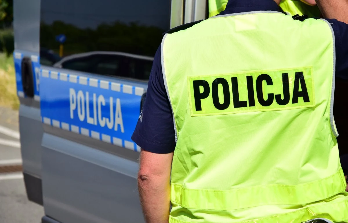 Kierowca forda, który w Tarnawie Górnej na Podkarpaciu uciekał przed policyjną kontrolą, miał sądowy zakaz kierowania pojazdami. Po zatrzymaniu, chcąc uniknąć odpowiedzialności, zamienił się miejscami z pasażerką. Teraz grozi mu 5 lat więzienia.