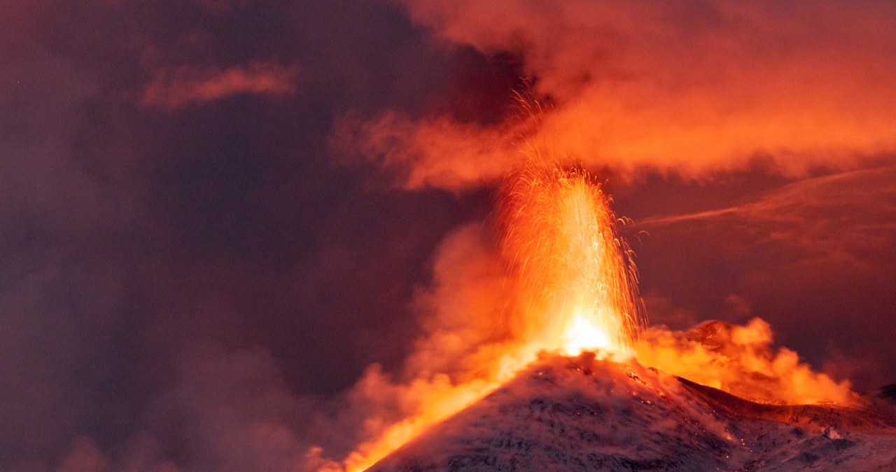 A powerful volcanic eruption in Russia. A red alert has been declared