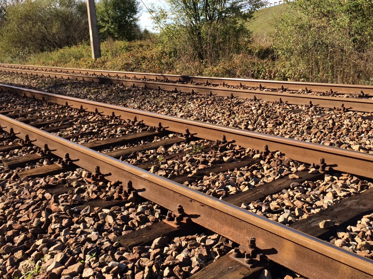 Starszy mężczyzna zginął pod kołami pociągu w wielkopolskiej Pile. W wyniku tragedii na torach ruch pociągów na trasie między Piłą a Kołobrzegiem został wstrzymany. 