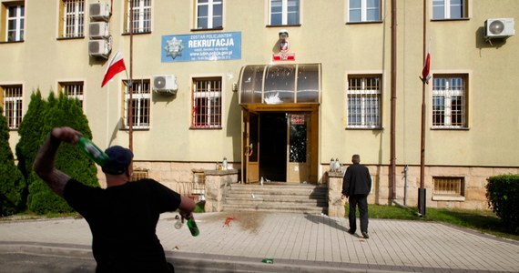 8 osób zostało tymczasowo aresztowanych po niedzielnych zamieszkach przed komendą policji w Lubinie na Dolnym Śląsku. Są podejrzane między innymi o czynną napaść na funkcjonariuszy. Grozi za to do 10 lat więzienia.