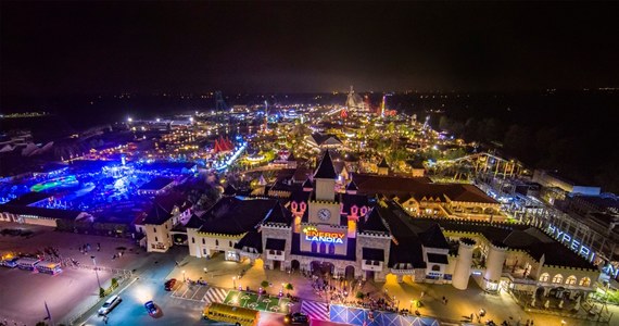 Co sobotę przez cały sierpień Energylandia zaprasza na cykl Magic Night. Największy park rozrywki w Polsce zalśni blaskiem miliona świateł. Przejazd roller coasterem w takiej klimatycznej atmosferze z pewnością na długo zapisze się w pamięć.