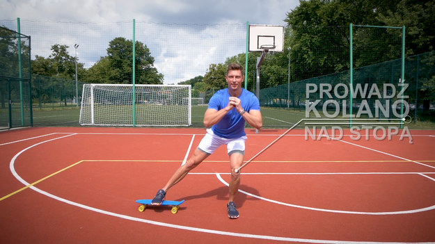 Wykorzystaj deskorolkę do ćwiczeń. Warto urozmaicić trening w ten sposób. To daje zupełnie nową jakość treningowi. Na treningi ze smartfonem zaprasza Piotrek Galus, instruktor zajęć grupowych, trener i doradca żywieniowy. 