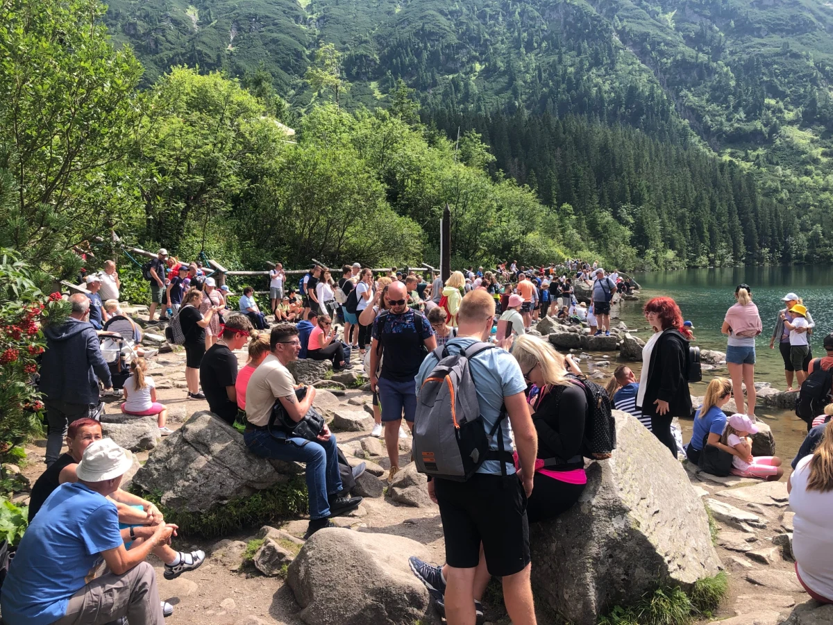 W ubiegłym tygodniu padł nowy, turystyczny rekord na drodze do Morskiego Oka w Tatrach. Na ten szlak weszło w ciągu jednego dnia 15 tysięcy turystów. W najbliższy weekend może ich być jeszcze więcej, bo połowa sierpnia to zawsze było apogeum ruchu turystycznego w Tatrach. Nasz reporter Maciej Pałahicki wybrał się nad Morskiego Oko, żeby zobaczyć jak wygląda sytuacja w tym miejscu w zwykły dzień sierpnia, wcale nie rekordowy. Zobaczcie zdjęcia! 