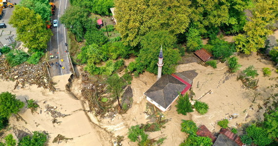 Co najmniej dziewięć osób straciło życie na skutek powodzi w północnej Turcji - poinformowały tamtejsze władze. W niektórych miejscach poziom wody sięgnął czterech metrów wysokości, a ulice i wsie zamieniły się w rwące potoki. 