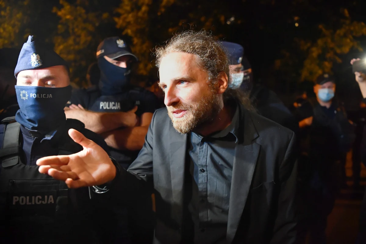 "Strona lewicowa zbyt łatwo usprawiedliwia przemoc po swojej stronie, i to może doprowadzić do tragedii, jeśli nie zejdą z tej ścieżki. Naprawdę nie idźcie tą drogą" - przyznał poseł Konfederacji Dobromir Sośnierz, który w środę został zaatakowany podczas protestu przed Sejmem. Manifestacja dotyczyła uchwalenia przez parlamentarzystów kontrowersyjnej noweli ustawy o radiofonii i telewizji, tak zwanej "lex TVN", przygotowanej przez Prawo i Sprawiedliwość. 