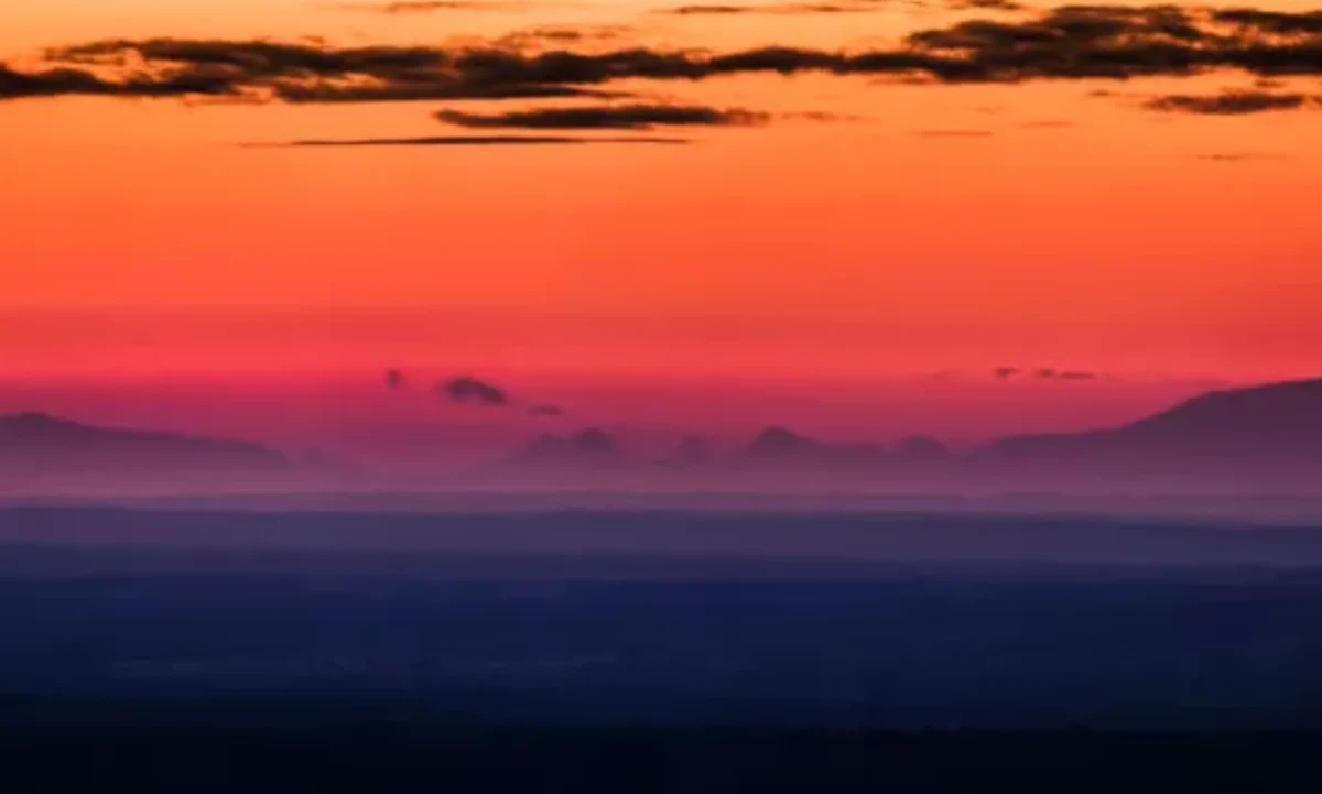 Czy wiecie, że z Babiej Góry można wypatrzyć Jasną Górę? Przy sprzyjającej pogodzie, fotografując panoramy z polskich szczytów, da się uchwycić bardzo dalekie obiekty. W ramach naszego wakacyjnego cyklu Widoki na Polskę, tym razem coś dla wielbicieli naprawdę dalekich widoków. Tak dalekich, że czasem obejmują nie tylko Polskę i sąsiednie kraje, ale też Węgry, Rumunię i Austrię. 