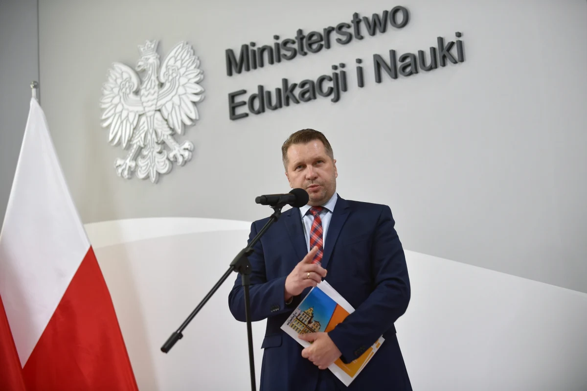 Minister edukacji i nauki Przemysław Czarnek chce ręcznie sterować ocenianiem szkół wyższych; sam ustali, kiedy jednostka powinna otrzymać kategorię A, a kiedy B+ lub B - podaje "Rzeczpospolita". Według gazety, to wynika z projektu nowelizacji rozporządzenia w sprawie ewaluacji jakości działalności naukowej.
