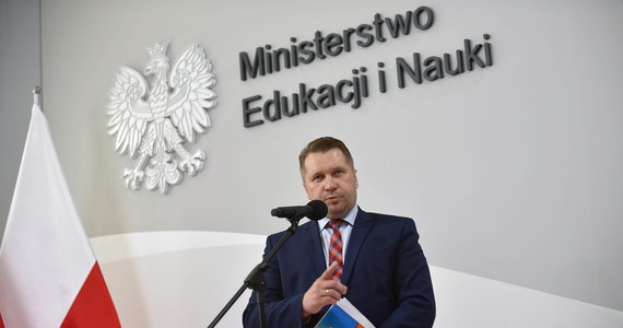 Minister edukacji i nauki Przemysław Czarnek chce ręcznie sterować ocenianiem szkół wyższych; sam ustali, kiedy jednostka powinna otrzymać kategorię A, a kiedy B+ lub B - podaje "Rzeczpospolita". Według gazety, to wynika z projektu nowelizacji rozporządzenia w sprawie ewaluacji jakości działalności naukowej.