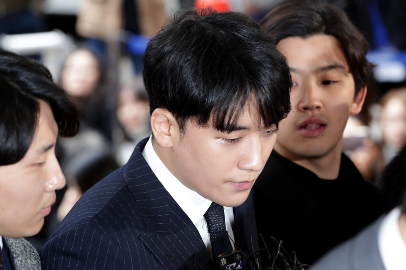Gwiazdor K-pop Seungri został skazany na trzy lata pozbawienia wolności. Były już wokalista został skazany za organizowanie usług seksualnych dla inwestorów z krajów azjatyckich, defraudację pieniędzy i uprawianie hazardu za granicą. Skazanie wokalisty związane jest z wielkim seksskandalem, który wybuchł w Korei Południowej. 