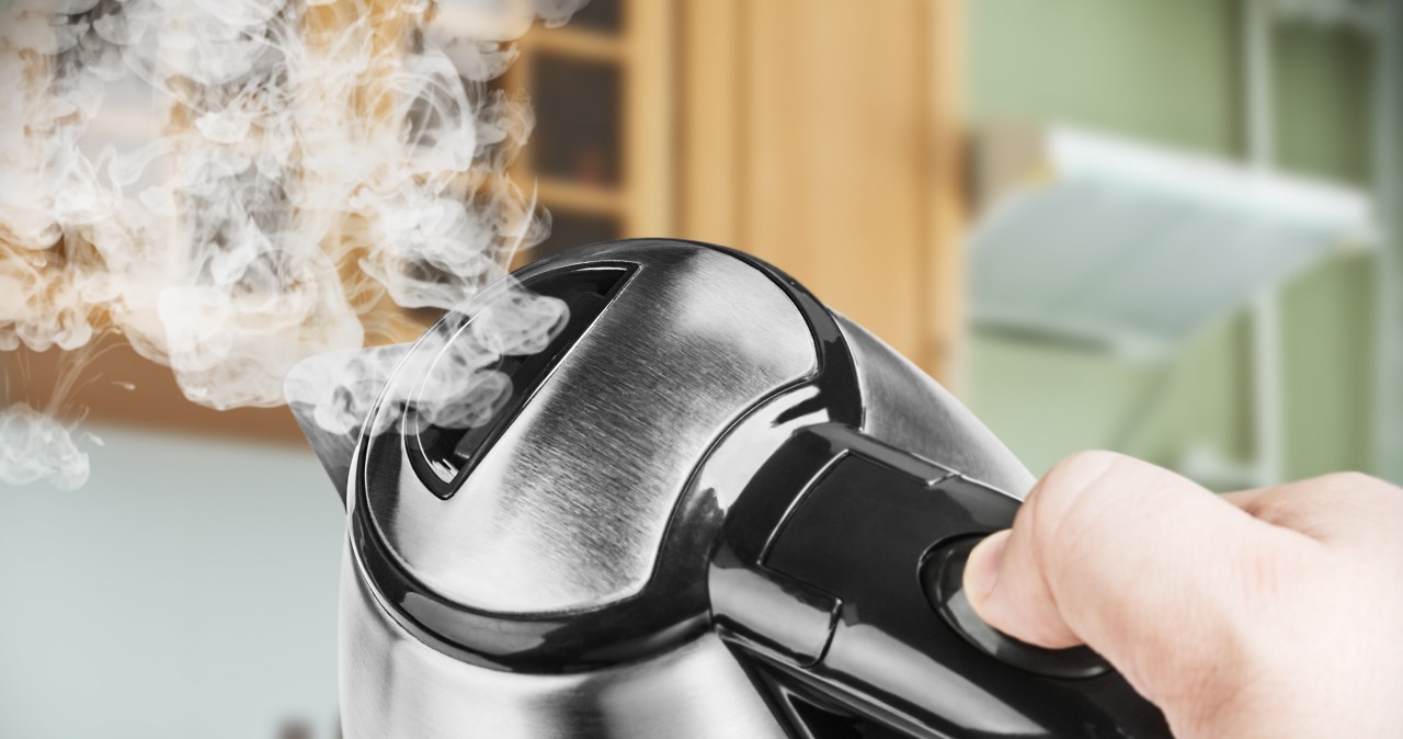 ​Gotujesz wodę w czajniku elektrycznym w ten sposób? To przez to zużywasz więcej prądu