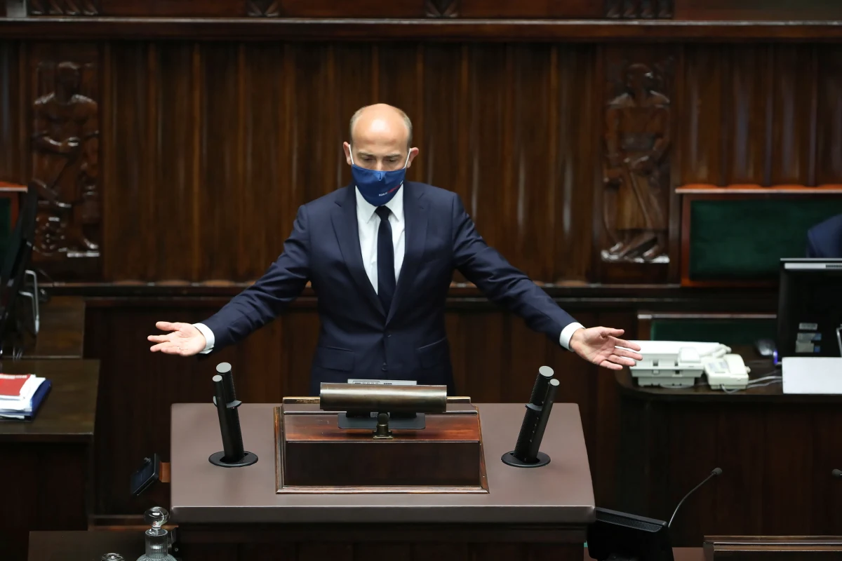 ​Prezes PiS Jarosław Kaczyński dzieli ministerstwa, aby tym, którzy odeszli od Jarosława Gowina, dać kolejne apanaże, limuzyny, sekretariaty, ale przede wszystkim pieniądze - powiedział w Toruniu szef klubu KO Borys Budka. W jego ocenie obecna władza "straciła moralne prawo do rządzenia".