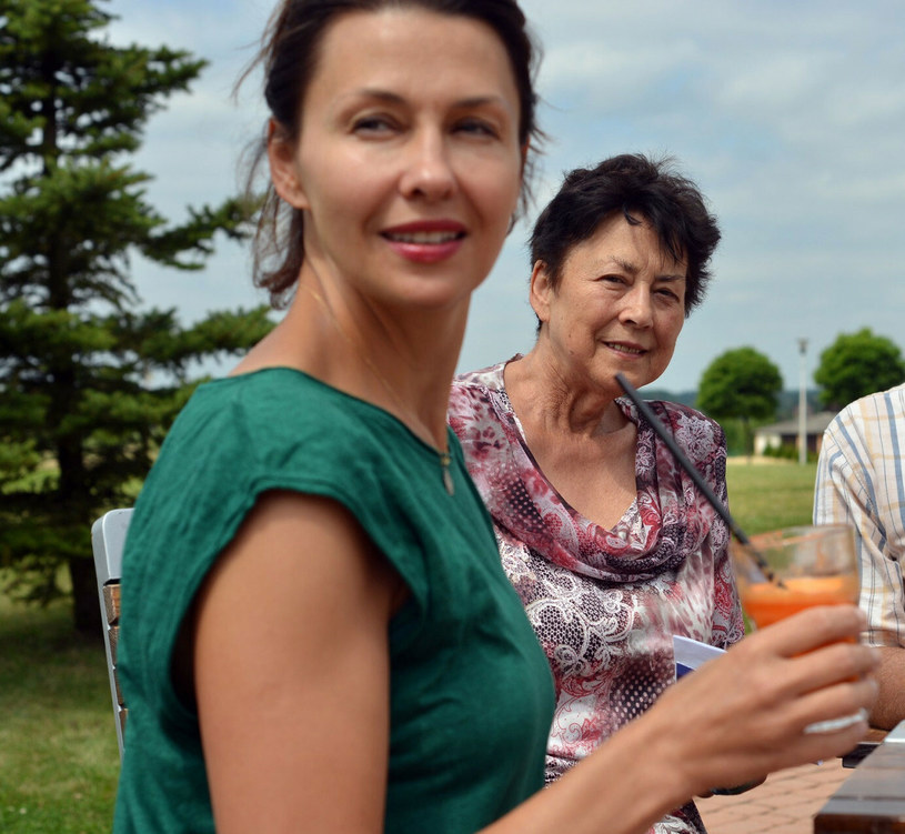 W środę w Podkowie Leśnej Anna Popek wzięła udział w pogrzebie swojej mamy, Teresy Chruzik, która odeszła w wieku 78 lat. Dwa dni później na Instagramie dziennikarka naszkicowała jej czuły portret. Wyjawiła choćby, że podczas pogrzebu dowiedziała się, jak jej mamę nazywali dawni znajomi z pracy. Była dla nich „Świętą Tereską”, z racji na chęć niesienie pomocy innym i ciepłe usposobienie.
