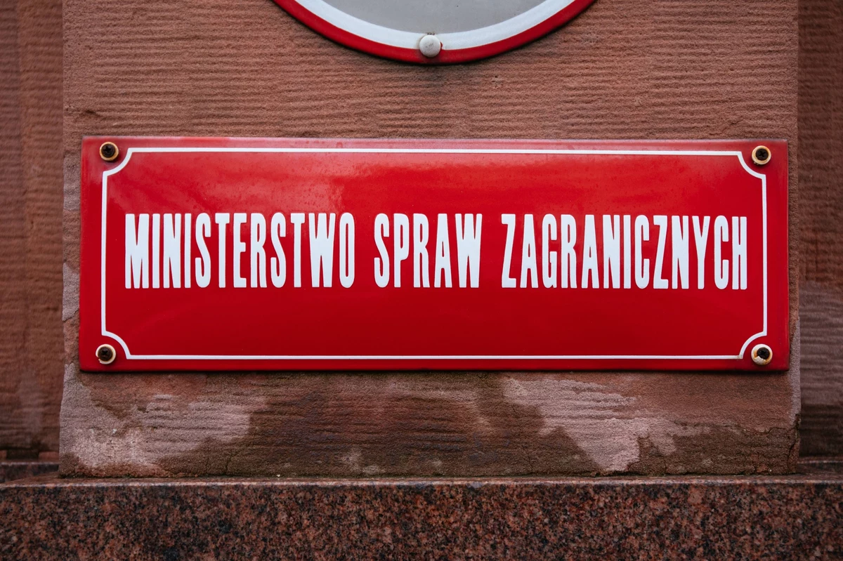 Ministerstwo Spraw Zagranicznych odpowiada w sprawie ewentualnych sankcji, które miałyby nałożyć na Polskę Stany Zjednoczone. Chodzi o nowelizację ustawy medialnej, uderzającej w telewizję TVN, w której większość udziałów posiada amerykański koncern Discovery. Wiceminister spraw zagranicznych Paweł Jabłoński, w rozmowie z dziennikarzem RMF FM Grzegorzem Kwolkiem, twierdzi, że doniesienia o ewentualnych sankcjach to "element olbrzymiej presji wywieranej na nasz kraj". 