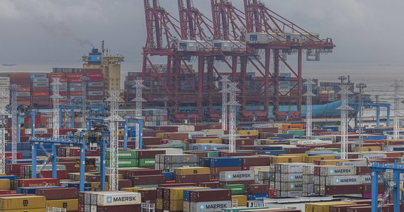 Trzeci największy port kontenerowy na świecie został częściowo zamknięty z powodu wykrycia u jednego z pracowników wariantu Delta koronawirusa. Na świecie wzbudziło to obawy o zakłócenia w łańcuchach dostaw, szczególnie, że zbliża się kluczowy dla wielu firm sezon świątecznych zakupów. 
