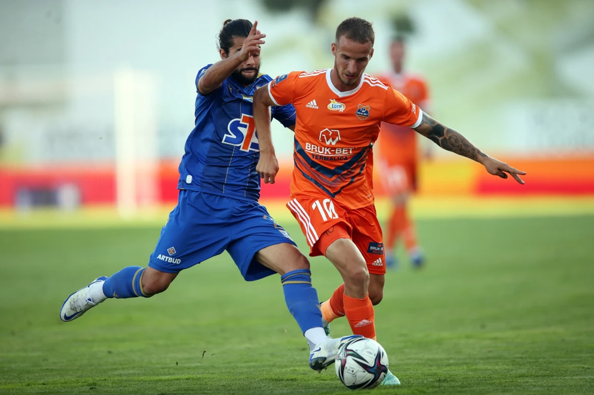 Piłkarze Lecha Poznań pokonali 3:1 Bruk-Bet Termalikę Nieciecza meczu 4. kolejki ekstraklasy. Dla podopiecznych Macieja Skorża było to trzecie kolejne zwycięstwo. Z kolei beniaminek poniósł drugą porażkę z rzędu i wciąż pozostaje bez wygranej.