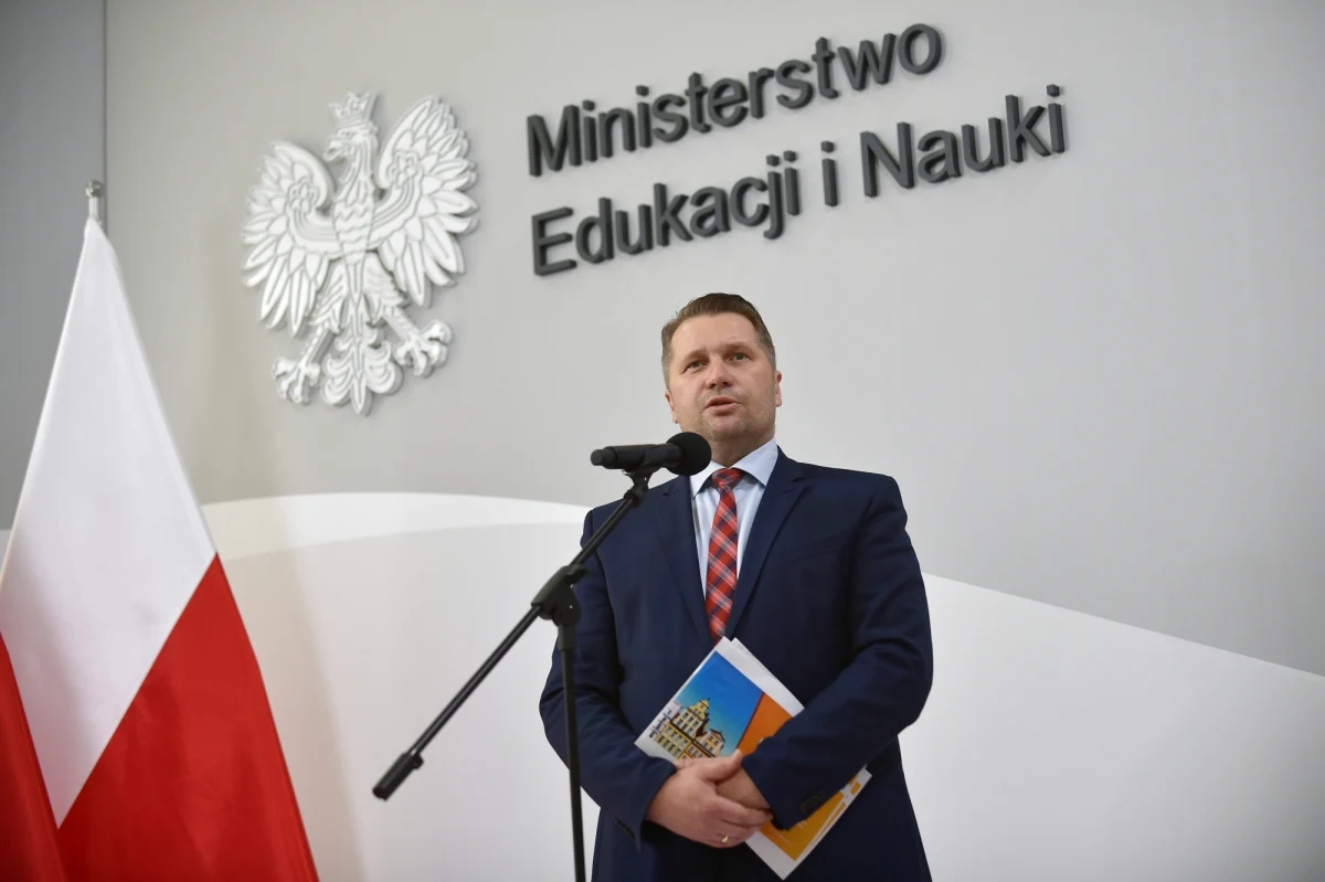 Nie będzie obowiązkowych szczepień dla dzieci powyżej 12 roku życia i nauczycieli - oświadczył w piątek minister edukacji i nauki Przemysław Czarnek. Zapewnił też o powrocie uczniów do nauki stacjonarnej od 1 września.