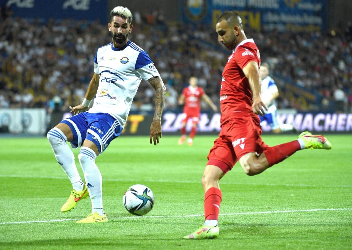 Ekstraklasowi piłkarze PGE FKS Stali Mielec pokonali w piątkowym spotkaniu na własnym stadionie Wisłę Kraków 2:1. Odnieśli pierwsze zwycięstwo w tym sezonie.