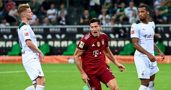 Robert Lewandowski zdobył gola w 11. z rzędu meczu Bundesligi, ale na inaugurację sezonu broniący tytułu Bayern Monachium tylko zremisował na wyjeździe z Borussią Moenchengladbach 1:1 (1:1). Kapitan reprezentacji Polski strzelił wyrównującą bramkę w 42. minucie.